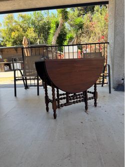 Gate leg table