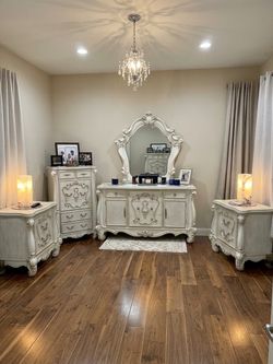 4 pcs  oversize   Bedroom set in excellent condition 2dressers and night stands in excellent condition delivery available