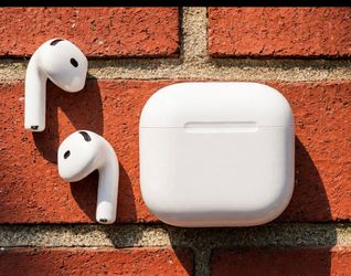 Apple AirPods (4th Generation)