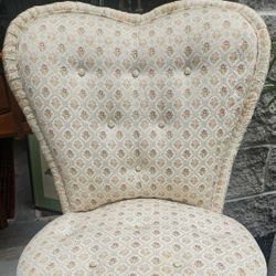 Vintage Sweetheart Tufted Slipper/ Vanity Chair