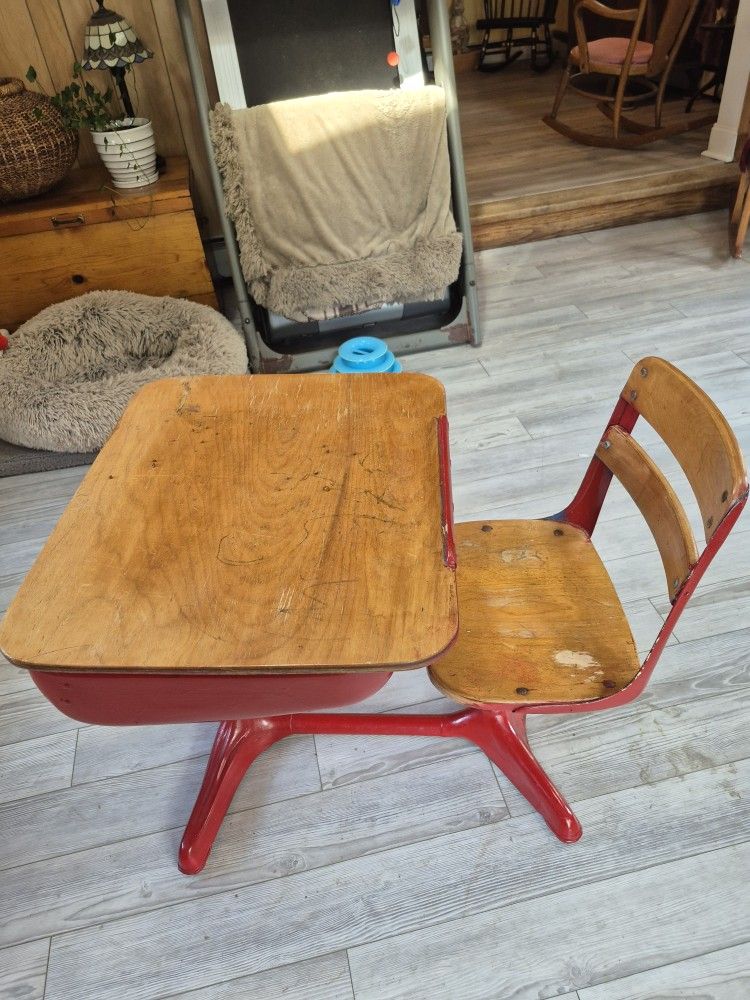 Vintage 1950s Elementary school desk