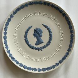 Queen Elisabeth II Silver Jubilee Wedgwood Plate 
