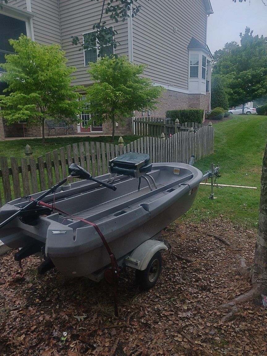 Twin Troller Boat With galvanized Trailer. Comes With 2 seats.