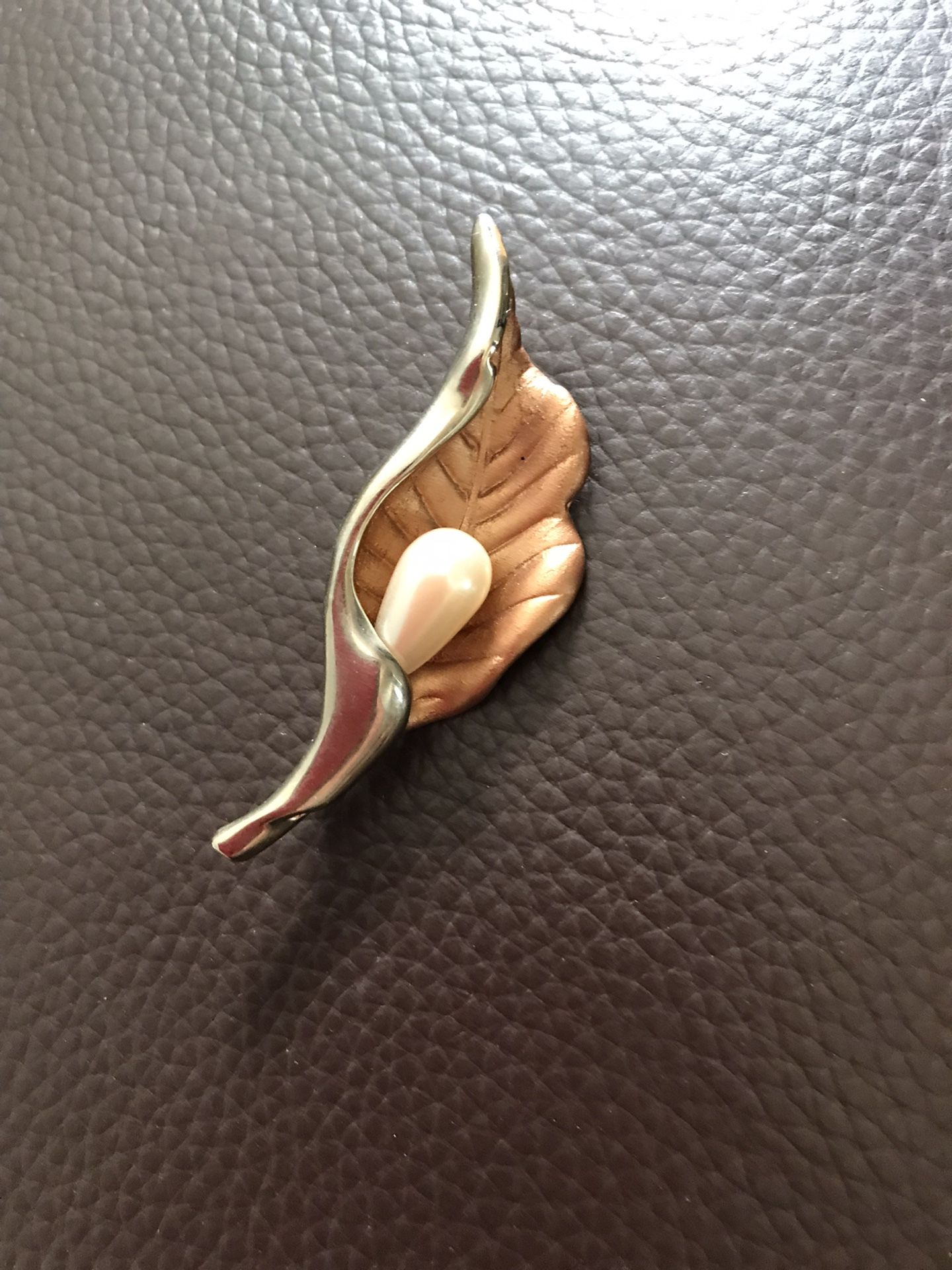 NWOT Vintage Brooch in Brass/Silver/Perl Tones, 3”