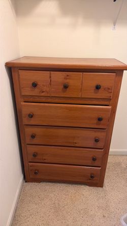 Very solid 5 drawer dresser - very good condition