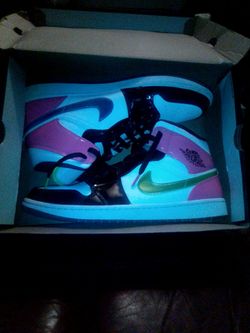 Jordan 1 mid low  cyber pink fuscia  size 13