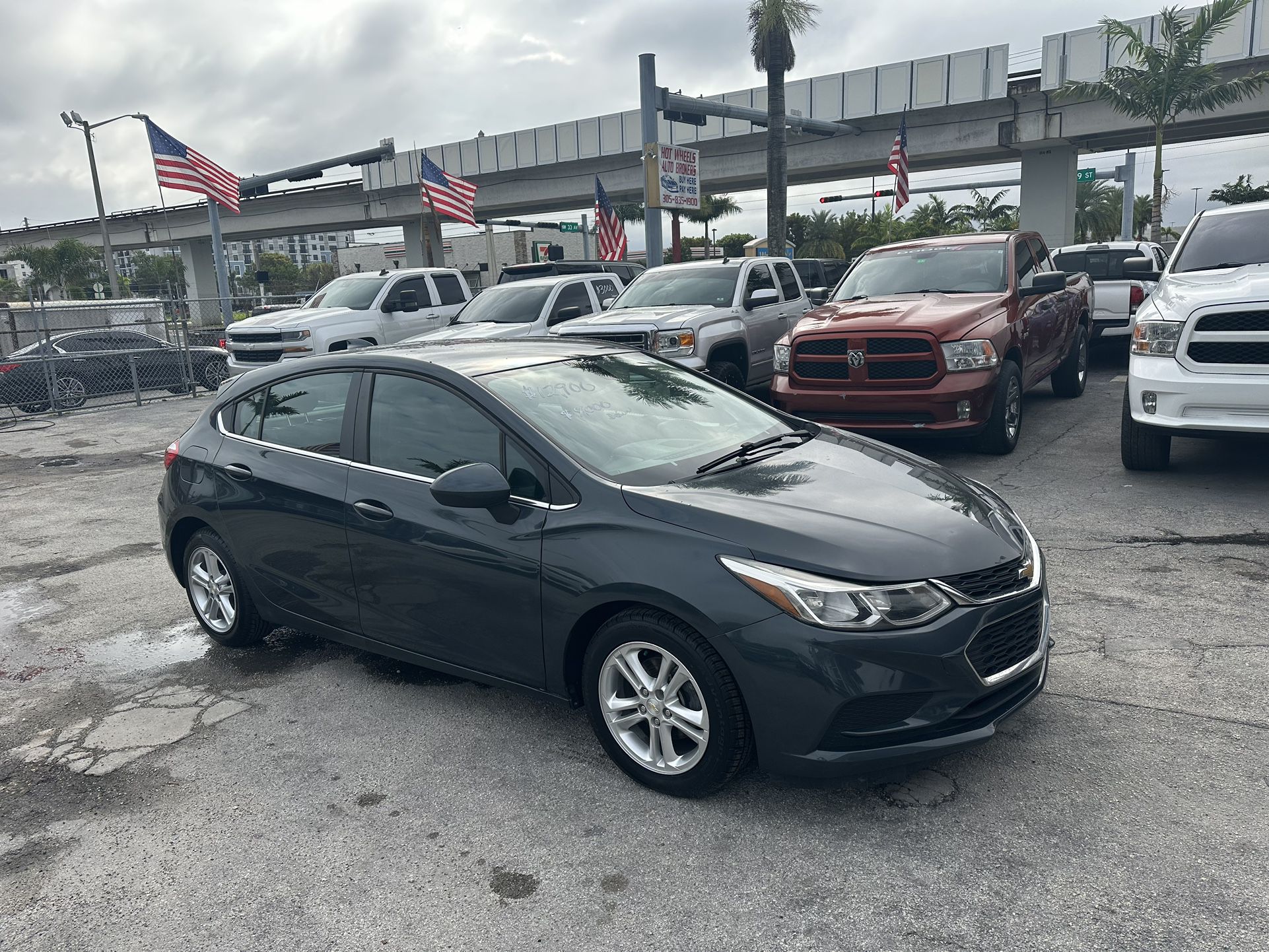 used 2018 chevrolet cruze - front view 1