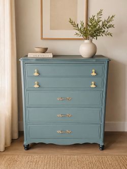 Elegant chest of drawers