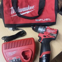 Milwuakee Gen 4 Hammer Drill Kit 