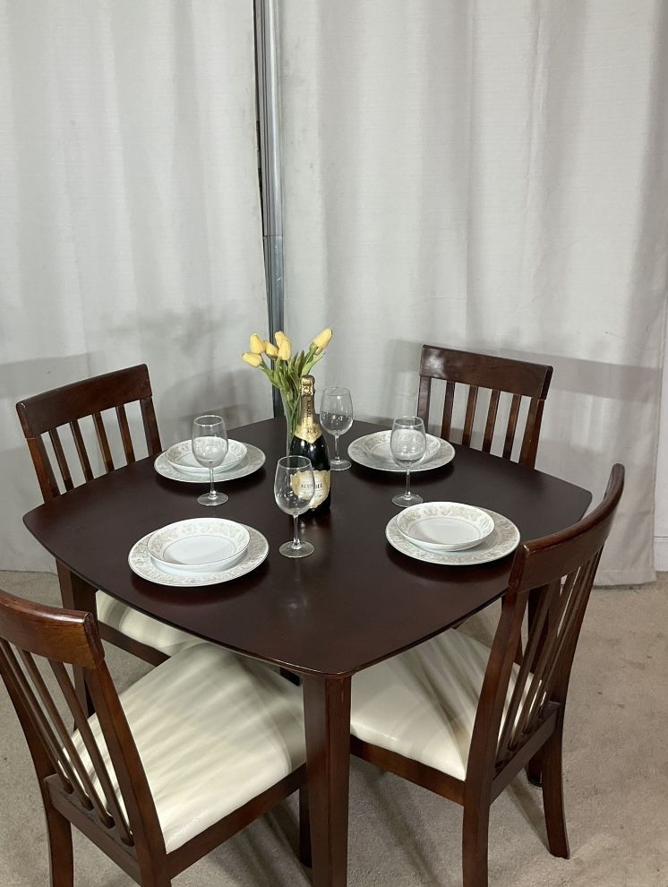 Classic Dining Table With 4 Chairs PERFECT FOR APARTMENT 