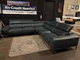 Navy Blue Leather Sectional. 🚚WE DELIVER🚚