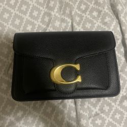 BLACK COACH HANDBAG (PERFECT FOR SUMMER) 