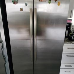 Kenmore Refrigerator ( Inside Light Stays Blinking All The Time) . NEGOTIABLE ...... Works very good with no issues.