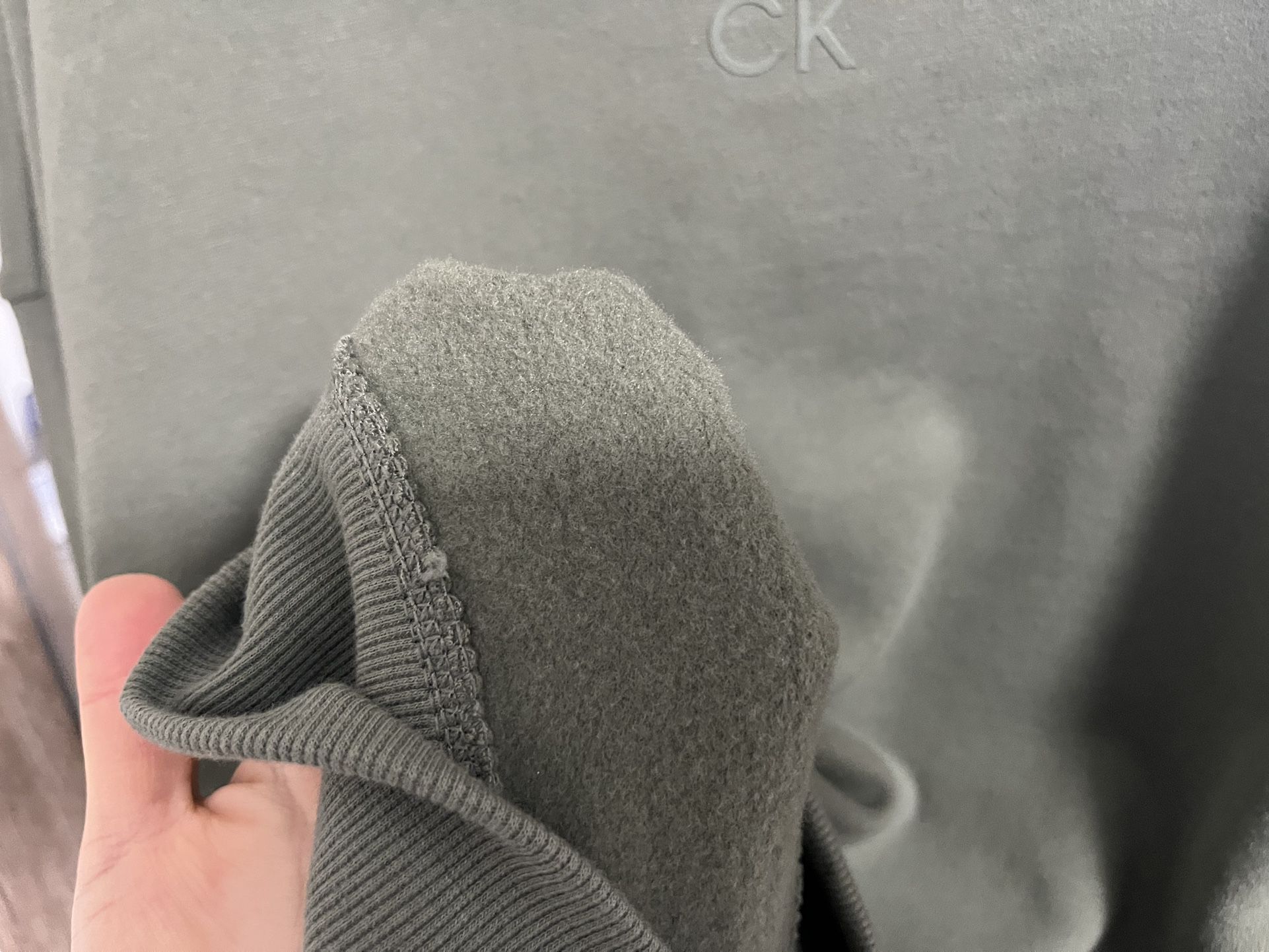 Calvin Klein Men’s Fleece Lightweight Loose Fit Sleeve Sweatshirt Size XS
