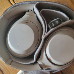 Sony WH-1000xm4 noise canceling headphones 