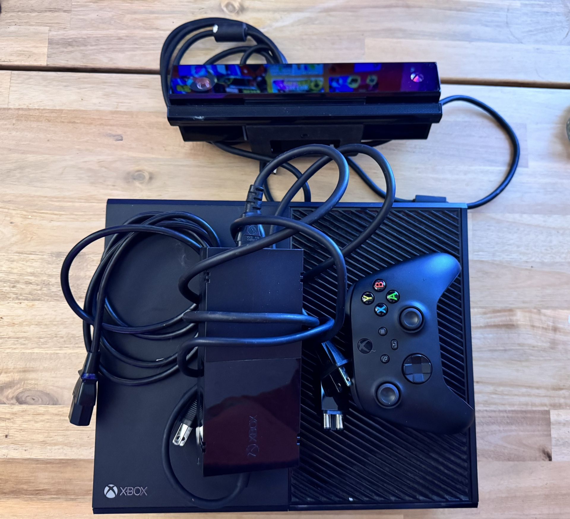 Xbox One 1 TB With Kinect, Mic, Controller