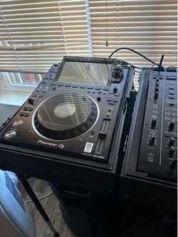 2 CDJ 3000 , 1 DJMA-9 MIXER