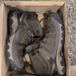 KEEN BOOTS - 11.5  Mens
