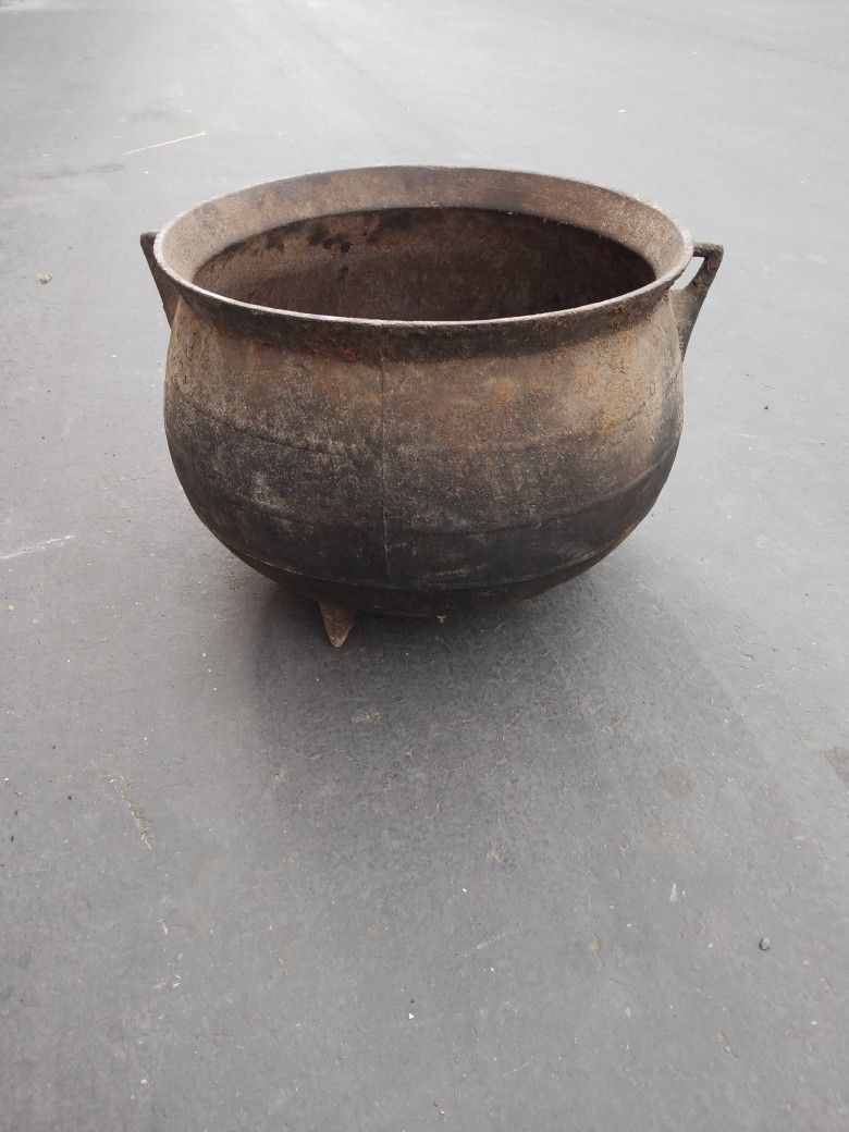 Antique Cast Iron Cauldron "Witch" Pot 3 Leg