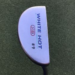 Odyssey White Hot #7 Putter. Demo On Real Grass.