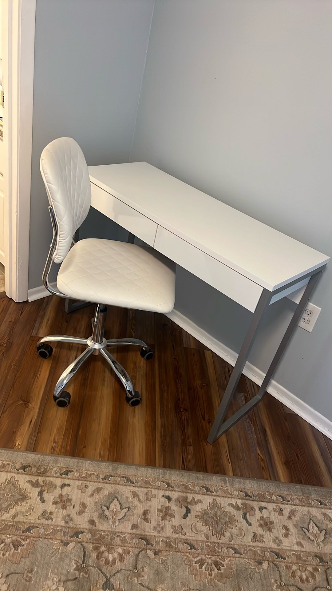 White Desk And Chair