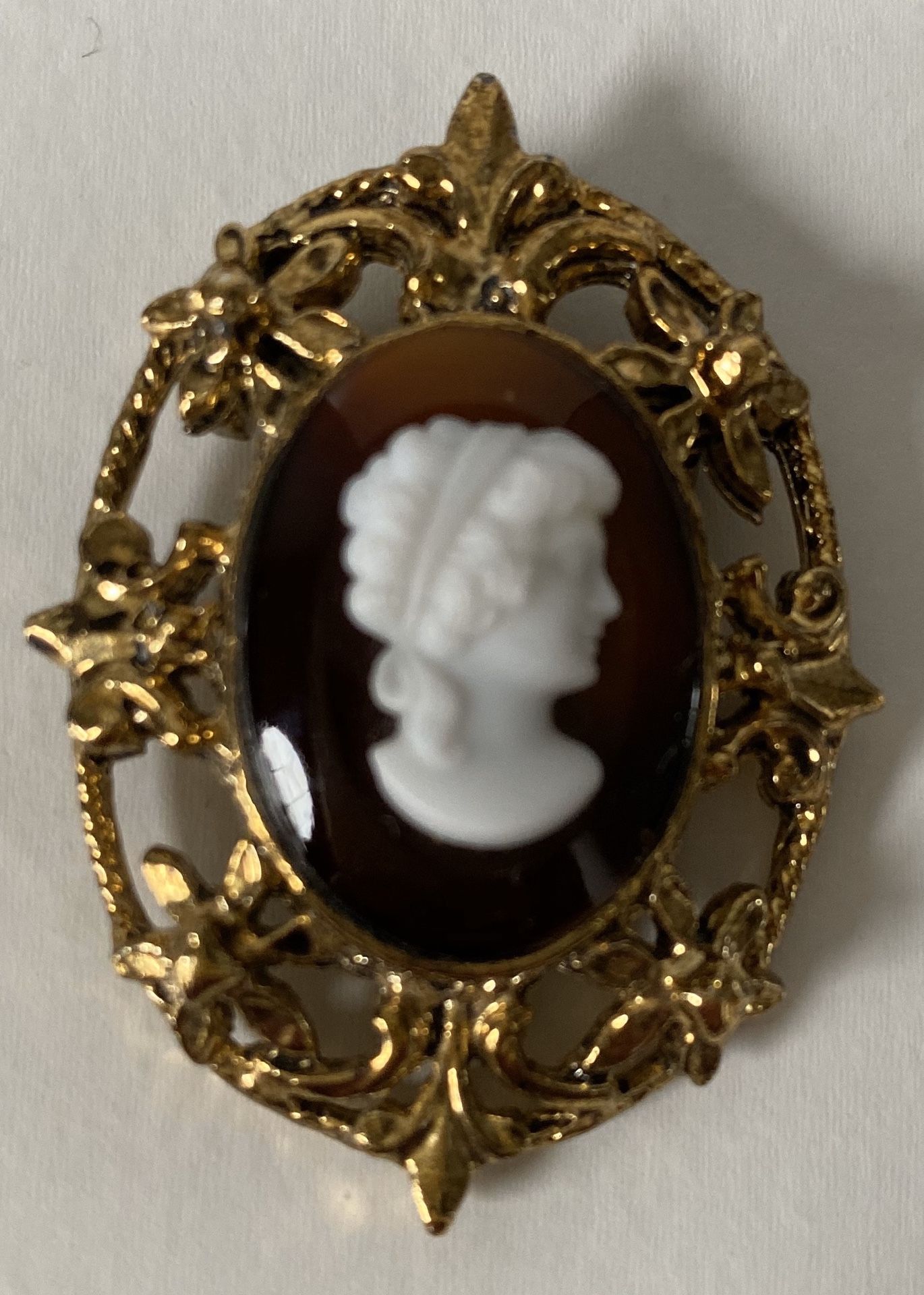Vintage Cameo Brooch Pin