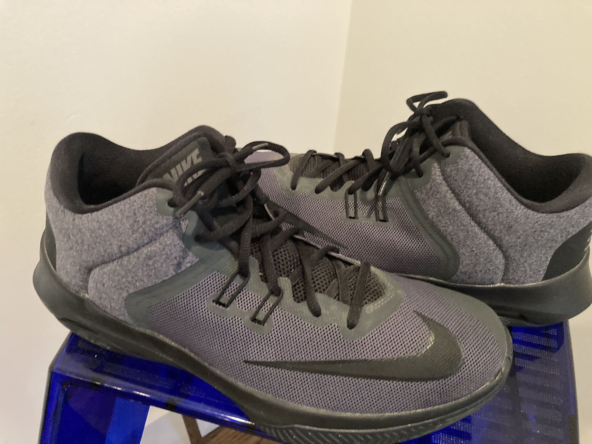 ** FOR SALE-Men’s Nike Air Versitile II Mid