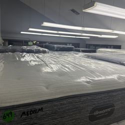 QUEEN SIZE SIMMONS BEAUTYREST HARMONY LUX MATTRESS & BOX SPRING BED SET