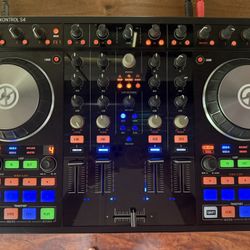 Traktor Kontrol S4 DJ Controller 