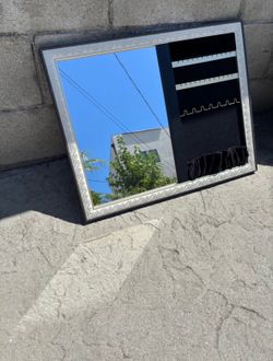 Like new mirror with jewelry organizer , 23 x 19“