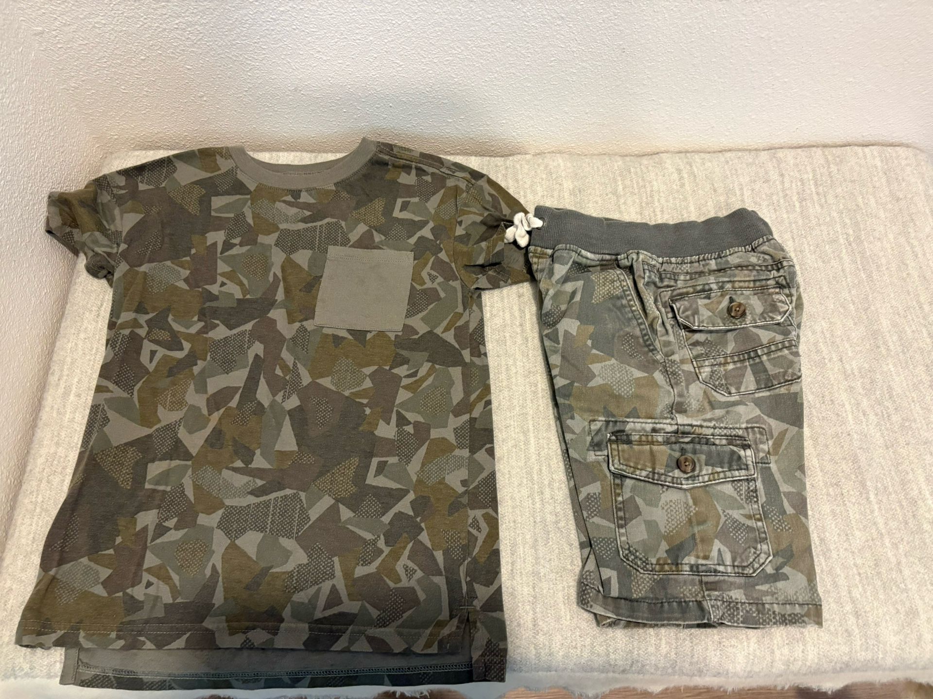 Boys Cat & Jack Camo Top & shorts size 6-7 - kids clothes- Simi Valley