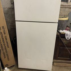 Hotpoint Top Freezer Refrigerator In White