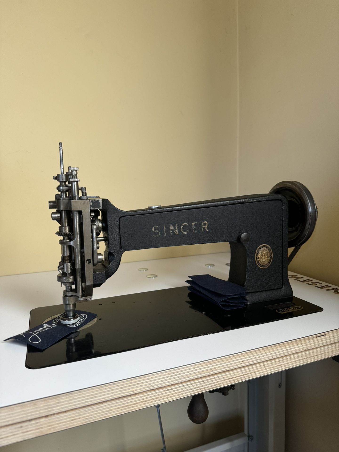 SINGER 114W103 INDUSTRIAL CHAINSTITCH EMBROIDERY MACHINE