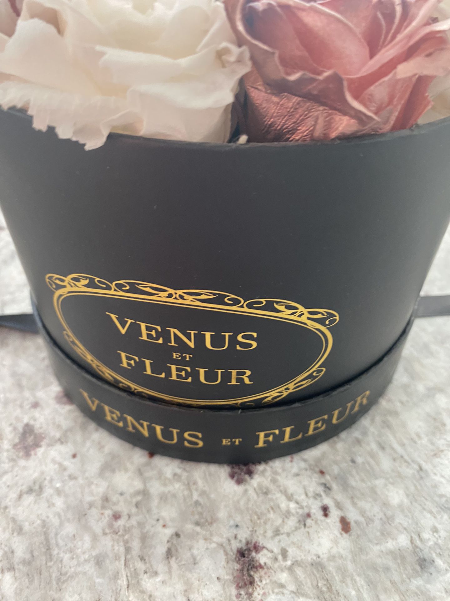 Venus ET fleur Rose Gold Roses In Black Hat Box 