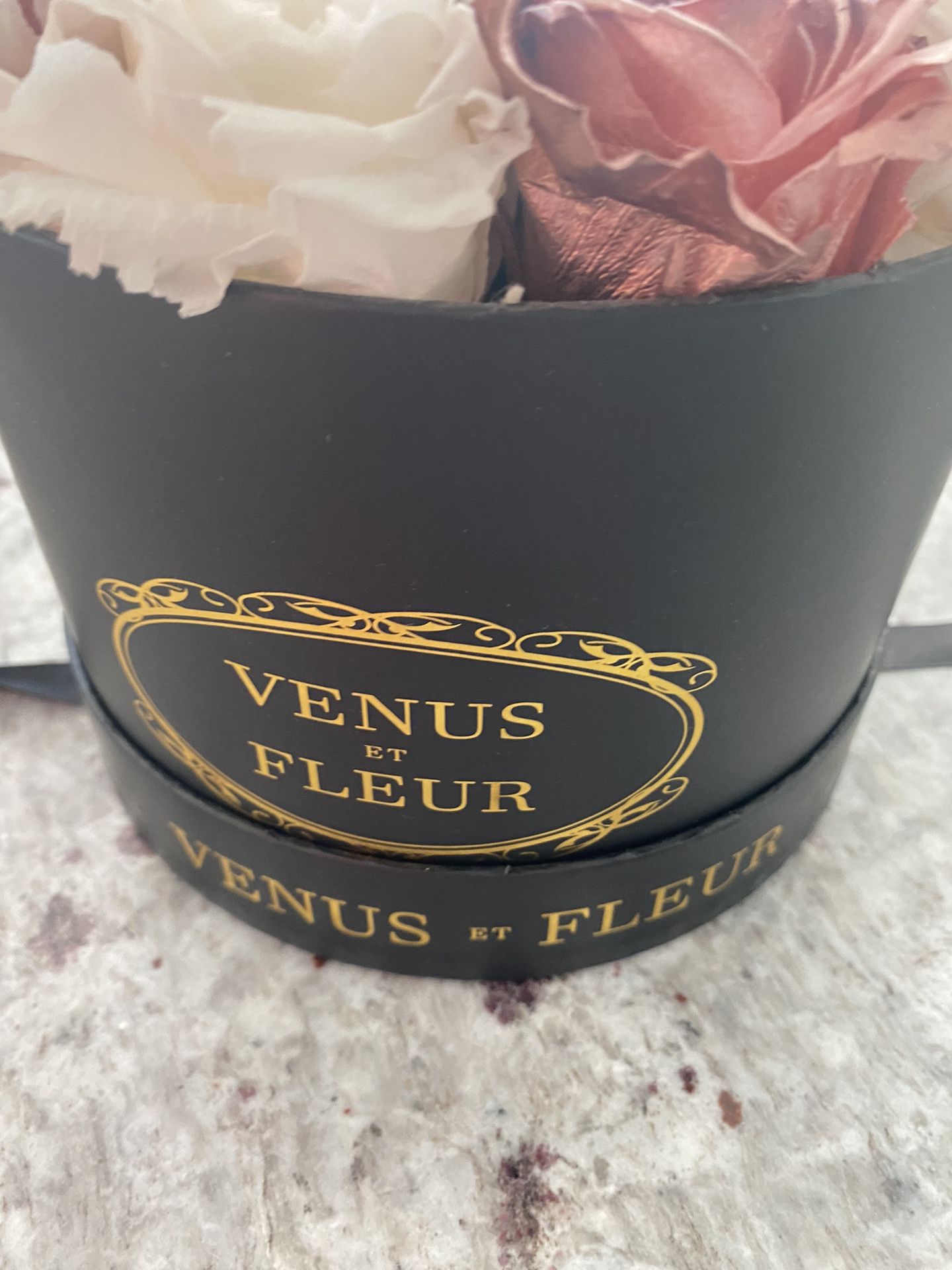 Venus ET fleur Rose Gold Roses In Black Hat Box