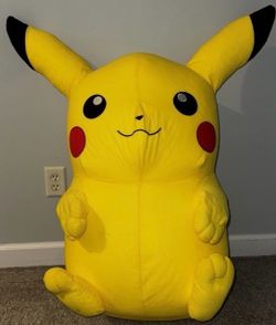 Jumbo 32in Pikachu