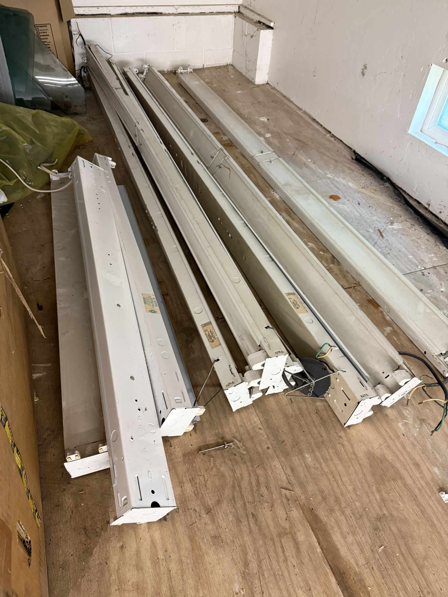 8 Foot And 4 Foot Fluorescent Lights - New