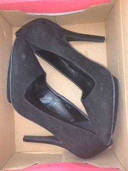 Women’s size 8 black heels new in box