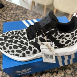 black and white run shoe