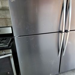 New Whirlpool 33" Wide Apartment Size 21cu Ft Top Freezer Refrigerator With Ice Maker 🧊 