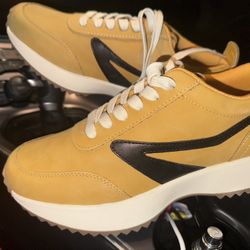 Dolce Vita Mustard Yellow Platform Sneakers – Women’s 7 – Black Logo