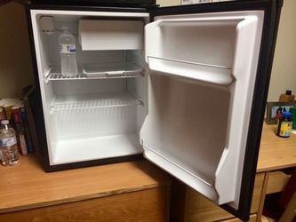 Black Decker Mini Fridge Model Bcfa27 2 7 Cu Ft With Freezer For Sale In Los Angeles Ca Offerup