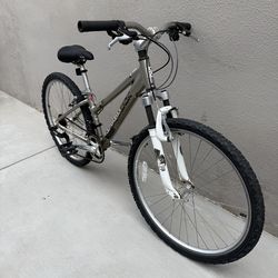 Diamondback Lustre 2 Mountain Bike – 26” Wheels, Front Suspension, Shimano Gears