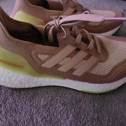 WOMENS ADIDAS ULTRABOOST...SIZE 8