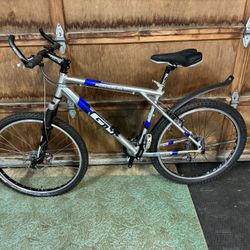 GT AVALANCHE ALUMINUM MOUNTAIN BIKE