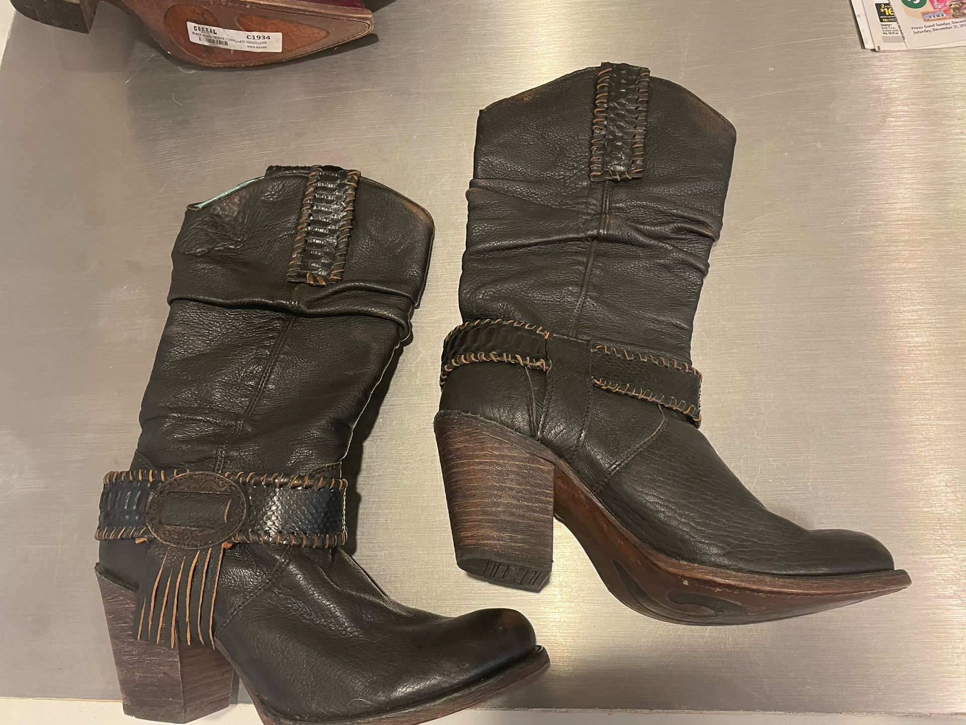 New very rare $350 Women Corral Black Back Python Slich boots Black Size 9