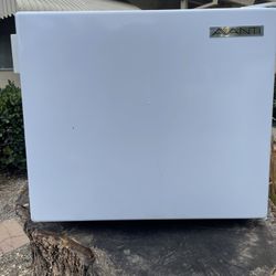 AVANTI Mini Cubic Refrigerator 