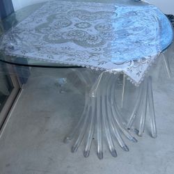Round Table With Four Clear Acrylic Chair