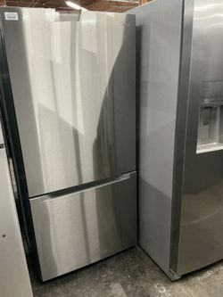 Midea MRB19B7AST Bottom Freezer Refrigerator (Open Box / Scratch & Dent)