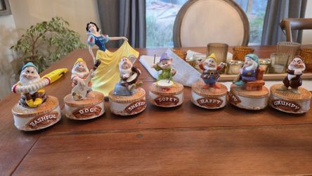 Schmid Disney Classic Figurine Snow White And Seven Dwarfs Music Boxes